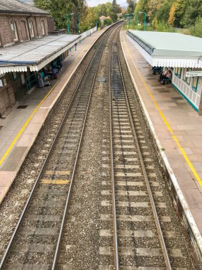 Abergavenny, Galler - Ekim 2018: Platformlar ve parça Abergavenny Tren İstasyonu.