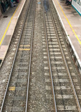 Abergavenny, Galler - Ekim 2018: Platformlar ve parça Abergavenny Tren İstasyonu.