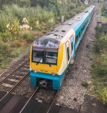 Abergavenny, Galler - Ekim 2018: Yolcu treni yaklaşan Abergavenny Tren İstasyonu.