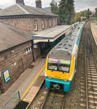 Abergavenny, Galler - Ekim 2018: Platform 1 Abergavenny Tren İstasyonu'üzerine gelen yolcu treni.