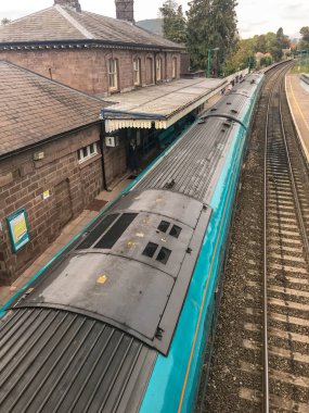 Abergavenny, Galler - Ekim 2018: Platform 1 Abergavenny Tren İstasyonu'üzerine gelen yolcu treni.