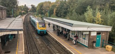 Abergavenny, Galler - Ekim 2018: bir tren platformu 2 Abergavenny tren istasyonunda geldikçe platformda bekleyen yolcular.