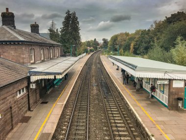 Abergavenny, Galler - Ekim 2018: Tren platformu 2 Abergavenny tren istasyonunda bekleyen yolcular.