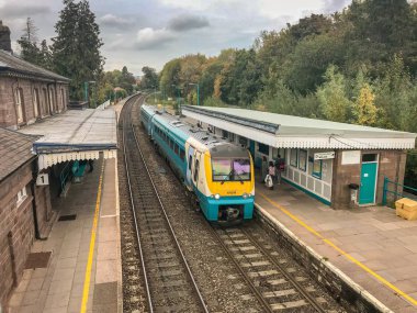 Abergavenny, Galler - Ekim 2018: bir tren platformu 2 Abergavenny tren istasyonunda geldikçe platformda bekleyen yolcular.