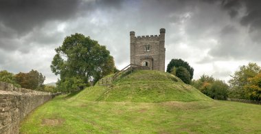 Abergavenny, Galler - Ekim 2018: Panoramik manzaralı Abergavenny castle tutun. Şimdi şehrin müze evleri.