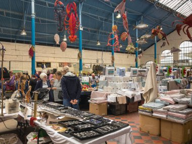 Abergavenny, Monmouthshire, Galler - Ekim 2018: Alışveriş Abergavenny şehir merkezinde kapalı çarşı salonunda.