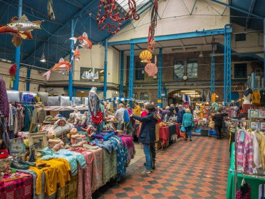 Abergavenny, Monmouthshire, Galler - Ekim 2018: Alışveriş Abergavenny şehir merkezinde kapalı çarşı salonunda.