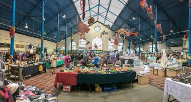 Abergavenny, Monmouthshire, Galler - Ekim 2018: Panoramik Abergavenny şehir merkezinde kapalı çarşı binasının.