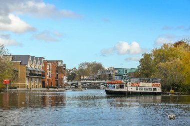 Thames Nehri, Windsor, İngiltere - Kasım 2018: Turist nehir gezisi tekne Windsor Thames Nehri üzerinde.
