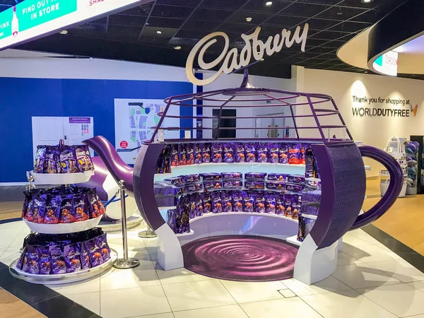 Londýnské Letiště Heathrow Červen 2018 Propagační Displeje Pro Cadbury Čokoláda — Stock fotografie