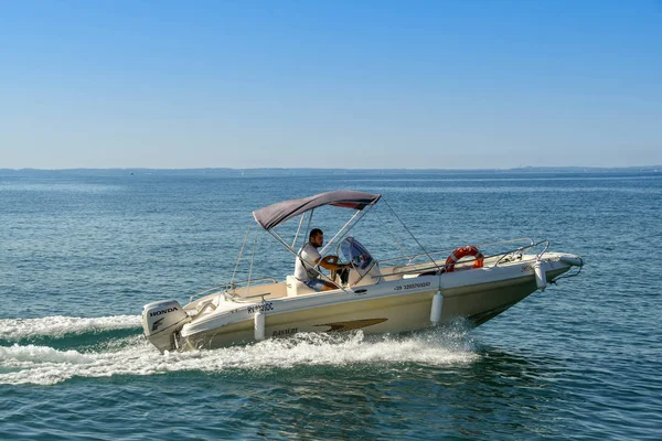 Lago Garda Italia Septiembre 2018 Persona Que Conduce Pequeño Barco — Foto de Stock