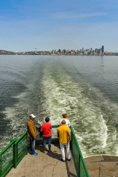 Väg Seattle Bremerton Juni 2018 Människor Står Plattform Baksidan Passagerarfärja — Stockfoto