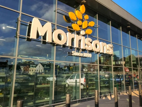 Abergavenny, Galler - Ekim 2018: Abergavenny şehir merkezine Morrison süpermarkette önü dış görünümünü.