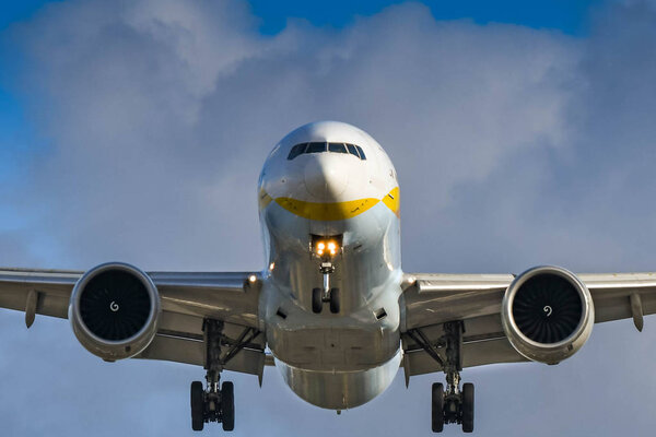 ЛОНДОН, Англия - НОЯБРЬ 2018: В аэропорту Хитроу приземляется самолет Boeing 777 Jet Airways
.