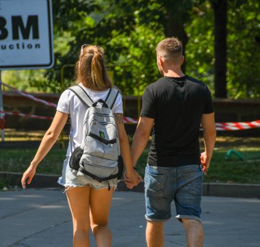 Prague, Çek Cumhuriyeti - Ağustos 2018: el ele yürüyen genç Çift