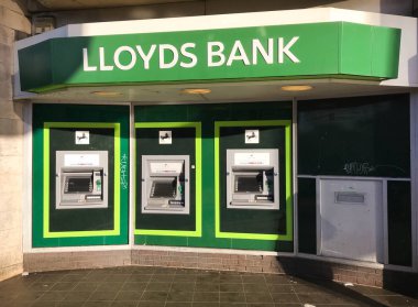 Nakit makineleri dışında bir şube Lloyds Bankası Cardiff, Galler'ın üzerine gelin.