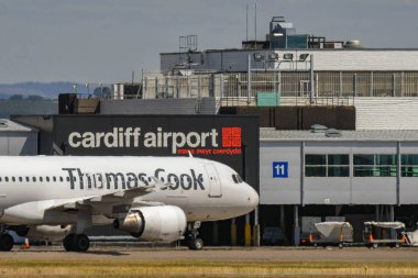 Galler Cardiff Galler'in Havaalanı terminal binası tabelada hoş geldiniz. Qatar airways uçak iniş sonra terminale Taksilemek