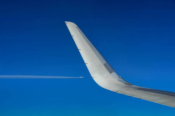 Καμπύλο Wingtip Μιας Αερογραμμής Ενάντια Έναν Καταγάλανο Ουρανό Ένα Τζετ — Φωτογραφία Αρχείου