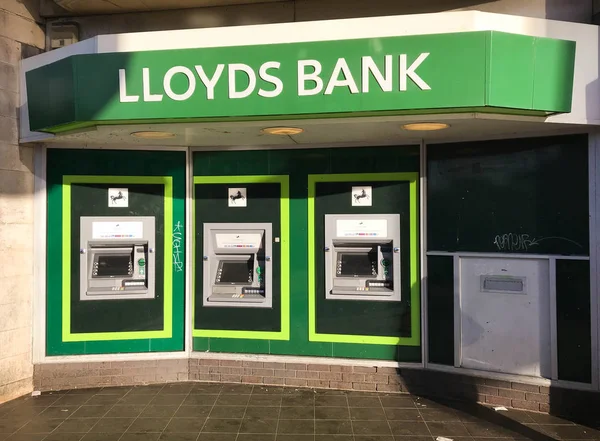 Cajeros Automáticos Las Afueras Una Sucursal Del Macd Bank Cardiff — Foto de Stock