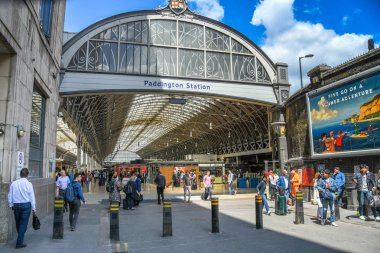 Londra Paddington Tren İstasyonu girişinde dış görünümü