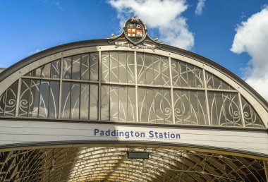 Londra Paddington Tren İstasyonu girişinde dış görünümü