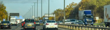 Bristol, İngiltere - Kasım 2018: M4 otoyolu Bristol yakınındaki sabah acele saat yoğun trafik.