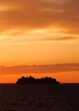 Cruise gemi denizde batımında ufukta denizlerin marşı