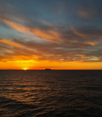 Denizde batımında ufukta cruise gemi