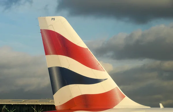 London Heathrow Airport Staartvin Van Een British Airways Jet Geïsoleerd — Stockfoto