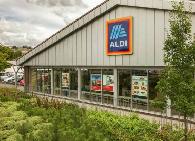 İngiltere'de Aldi süpermarket zincirinin Şubesi dış görünümü