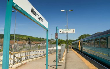 Abercynon Güney Galler vadilerde, demiryolu istasyonu platformu