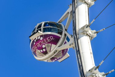 Las Vegas, Nevada - Şubat 2019: Bir kapsül görünümü mavi gökyüzü karşı yüksek silindir dev tekerlek binen yakın. Bir dönüm noktası ve Las Vegas'ın önemli turistik.