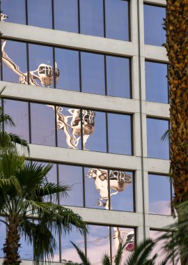 Las Vegas, Nevada - Şubat 2019: Flamingo Hotel Las Vegas yansıtılmış windows yüksek silindir dev dönme dolap sürüşte yansımasıdır.
