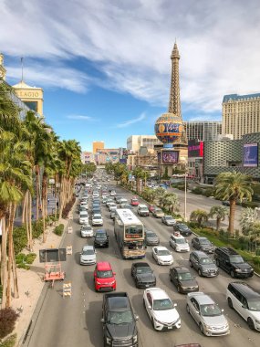 Las Vegas, Bevada, Amerika Birleşik Devletleri - Şubat 2019: Queuing trafiğini Las Vegas Boulevard, Las Vegas Strip, The Paris Hotel olduğu gibi arka planda hangi da biliyorum.