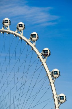 Las Vegas, Nevada - Şubat 2019: Mavi gökyüzü karşı yüksek silindir dev tekerlek binen kapsül. Bir dönüm noktası ve Las Vegas'ın önemli turistik.