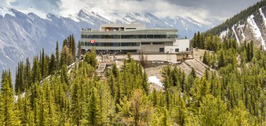 Banff, Ab, Kanada - Haziran 2018: Banff kükürt dağın zirvesinde Ziyaretçi Merkezi .