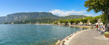 Garda, İtalya - Eylül 2018: Garda Gölü çevresinde gezinti panoramik manzarasını Garda Gölü üzerinde.