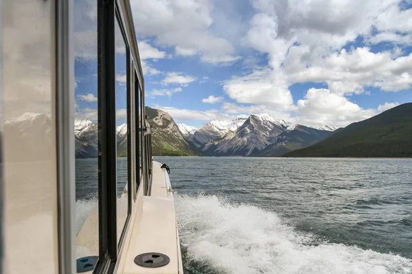 Banff Canada Juni 2018 Wekken Van Een Kleine Toeristische Boot — Stockfoto