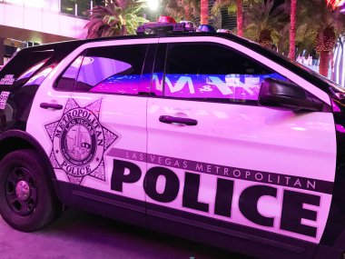 Las Vegas, Nevada, ABD - Şubat 2019: devriye arabası Las Vegas Metropolitan Polis Las Vegas Boulevard neon ışıkları altında park departmanı.