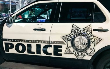 Las Vegas, Nevada, ABD - Şubat 2019: Bir polis devriye aracı Las Vegas Metropolitan Polis gece tarafının görünümü kadar yakın.