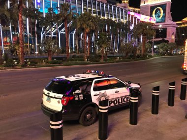 Las Vegas, Nevada, ABD - Şubat 2019: devriye arabası Las Vegas Metropolitan Polis Las Vegas Boulevard neon ışıkları altında park departmanı.