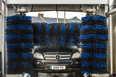 Swansea, Galler - Ekim 2018: Kafasına görünümü otomatik bir araba yıkama olacak bir araba.