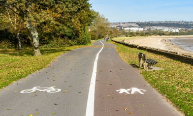 Swansea, Galler - Ekim 2018: Bisiklete binme ve kıyı yolda Mumbles Swansea için yürüyüş yolları gösteren simgeler.