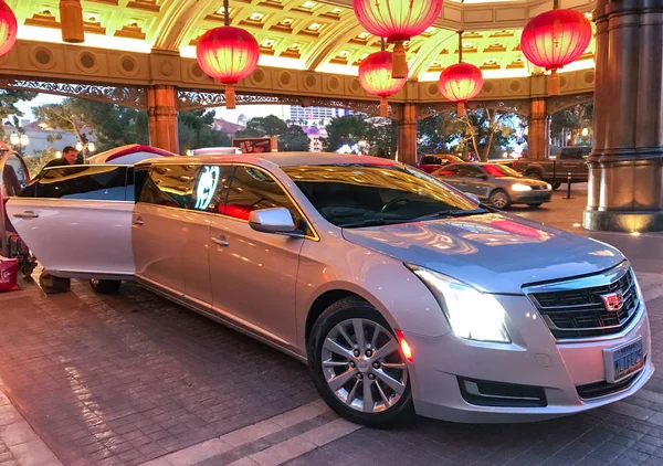 Las Vegas, Nevada, ABD - Şubat 2019: The Bellagio Hotel Las Vegas Bulvarı'nda girişinde gölgelik altında park etmiş olarak da bilinen Las Vegas Strip olduğu gergin limuzin.