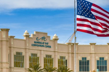 Las Vegas, Nevada, ABD - Şubat 2019: Mandelay Bay Hotel de Las Vegas soymak gibi biliyorum Las Vegas Bulvarı'nda Kongre Merkezi dış görünümü.