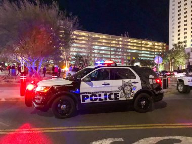 Las Vegas, Nevada, ABD - Şubat 2019: Polis devriye aracı Las Vegas Metropolitan Polis şehirde acil durum ışıkları yanıp sönen Park.