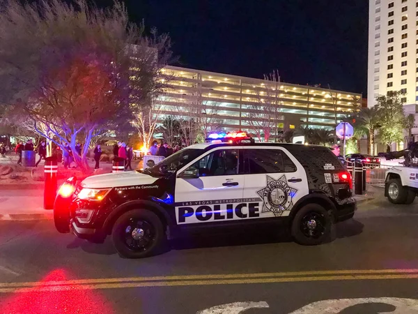 Las Vegas, Nevada, ABD - Şubat 2019: Polis devriye aracı Las Vegas Metropolitan Polis şehirde acil durum ışıkları yanıp sönen Park.