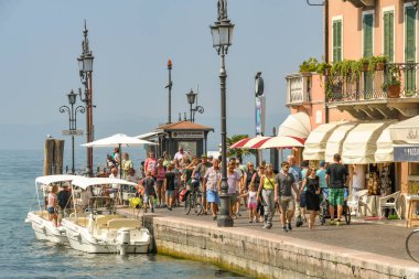 Lazise, Lake Garda, İtalya - Eylül 2018: Bir grup insan üzerinde Garda Gölü lazise, Göl boyunca yürüyüş.