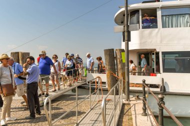 Lazise, Lake Garda, İtalya - Eylül 2018: Lake Garda Lazise insanların küçük bir yolcu feribot.