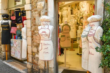 Lazise, Lake Garda, İtalya - Eylül 2018: işlemeli önlük Lazise Garda Gölü üzerinde satan dükkan